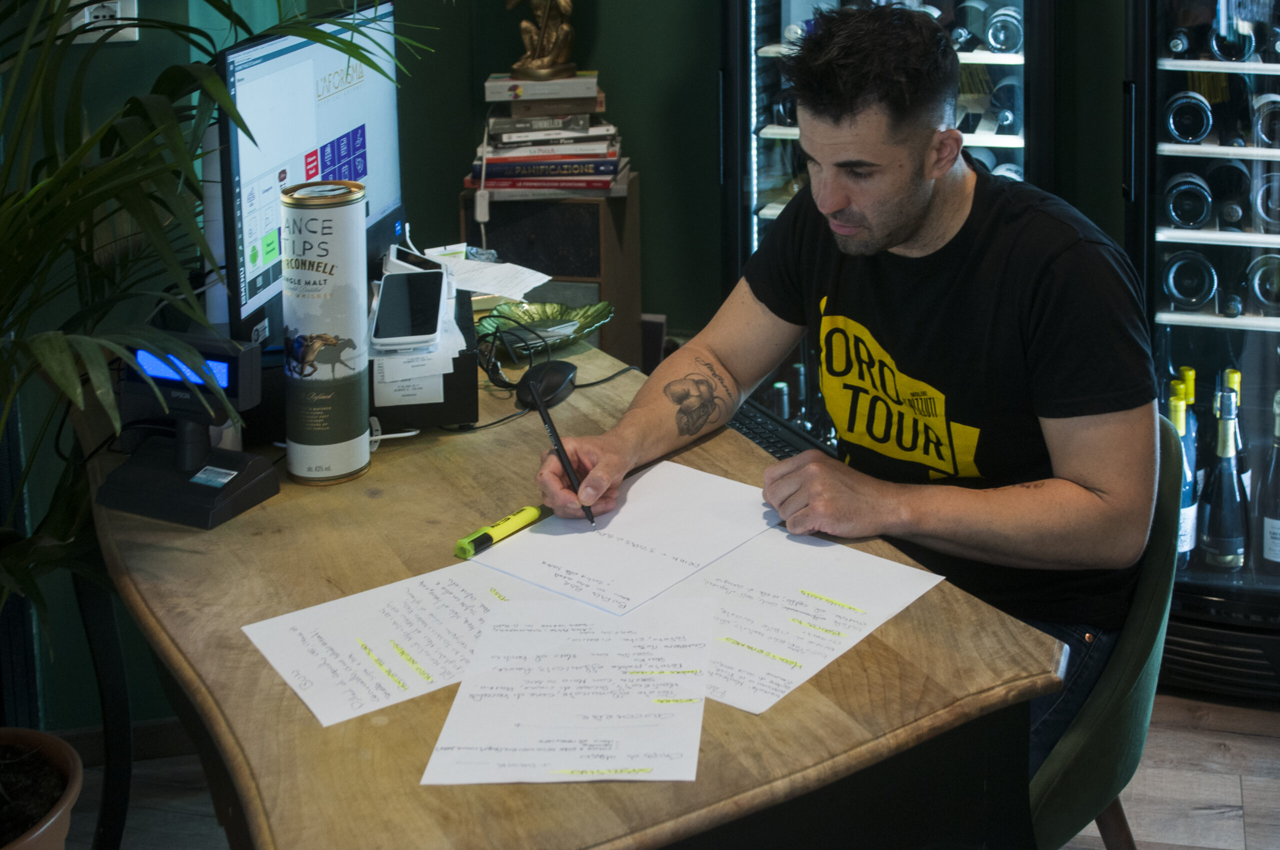 Schede di lavorazione impasti annotate a mano al tavolo del laboratorio